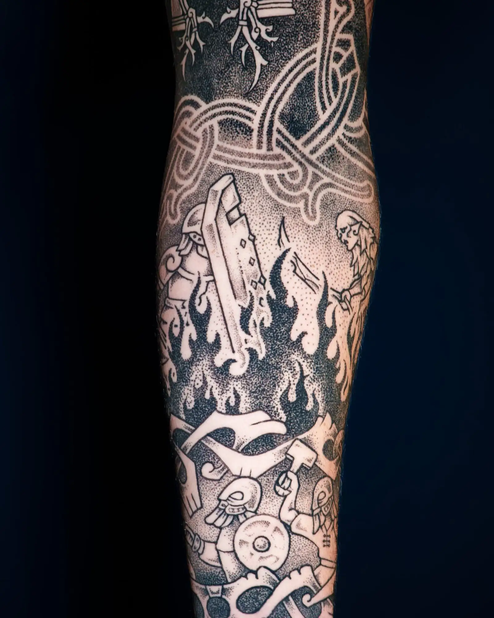 Schwarz-weißes Tattoo mit nordischen Kriegern, Flammen, keltischen Knoten und Wikingermotiven.
