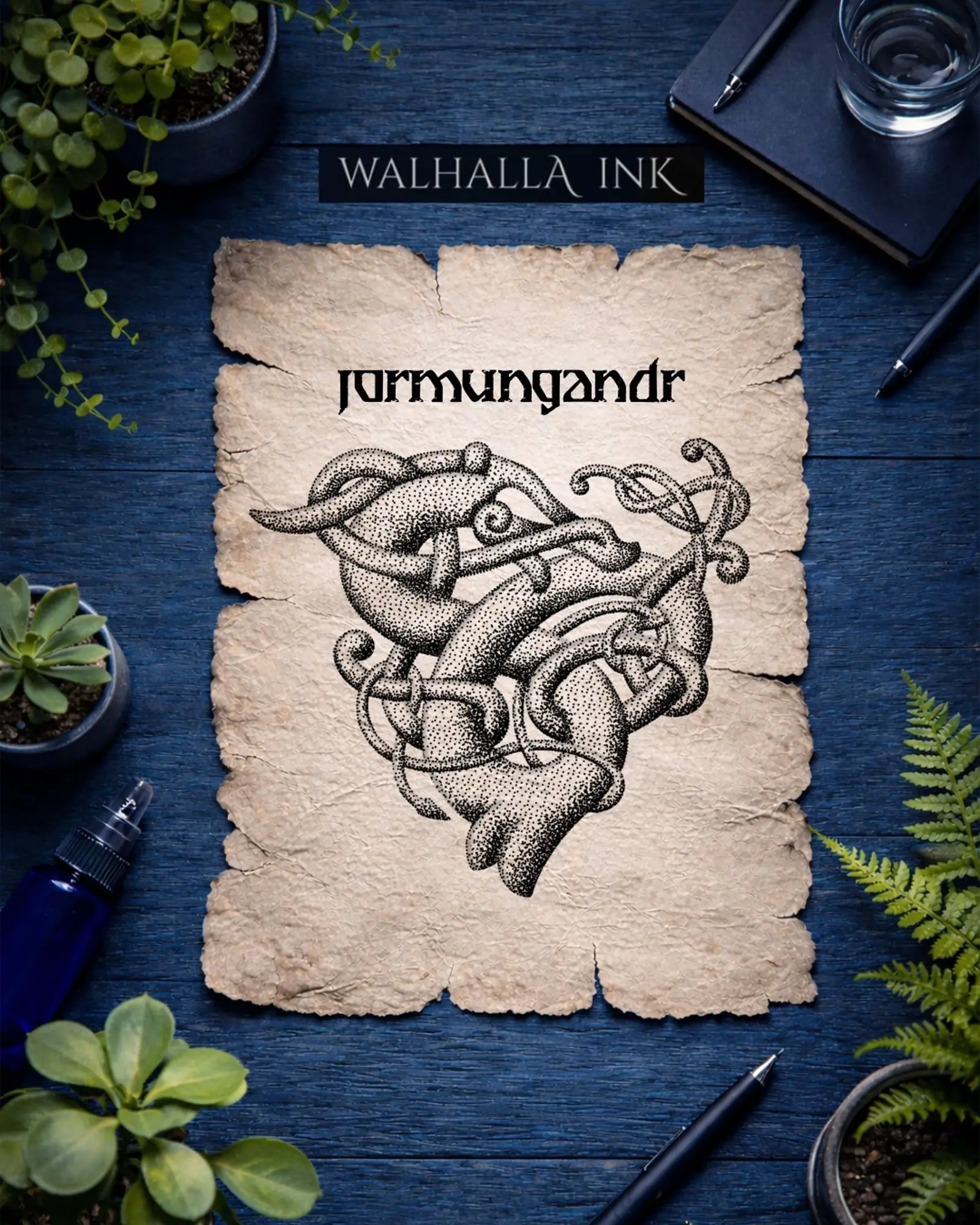 Pergamentblatt mit nordischem Knotenmuster und Text „Jörmungandr“.