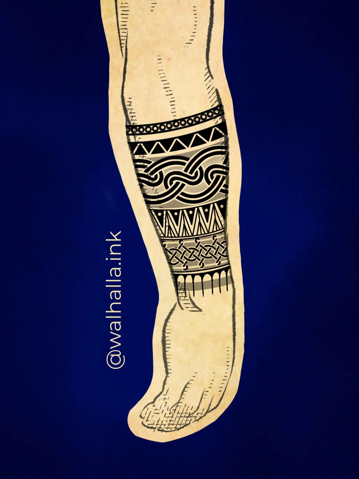 Ein Bein mit einem schwarzen nordischen Knotentattoo, umgeben von geometrischen Mustern.