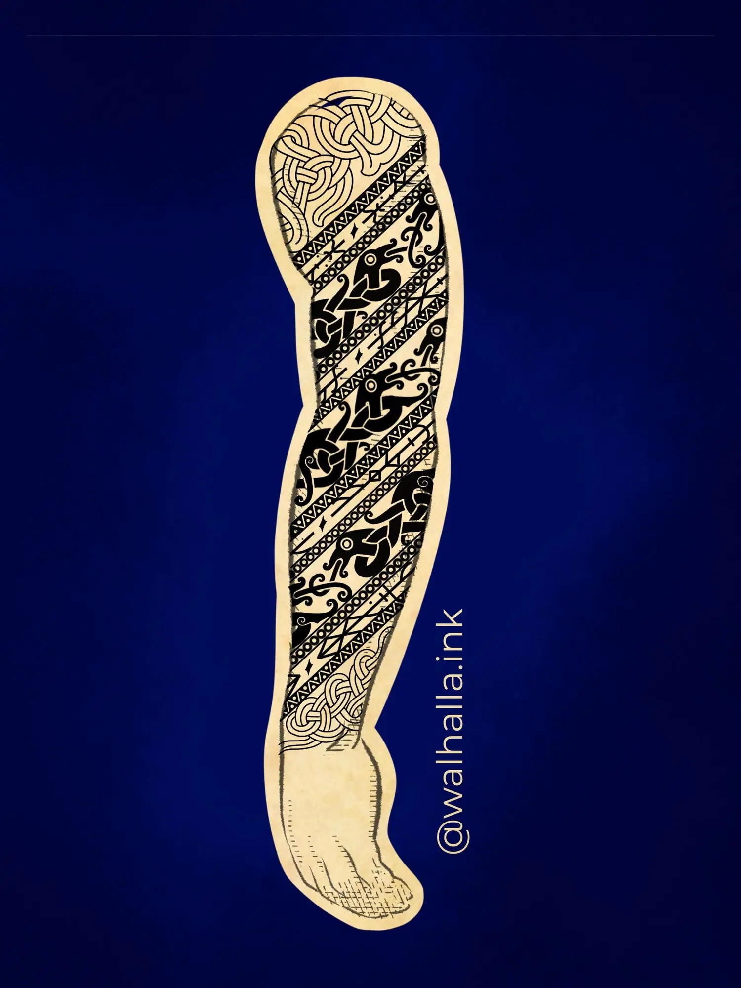 Bein mit wikingerzeitlichen und Tierornament-Tattoos.